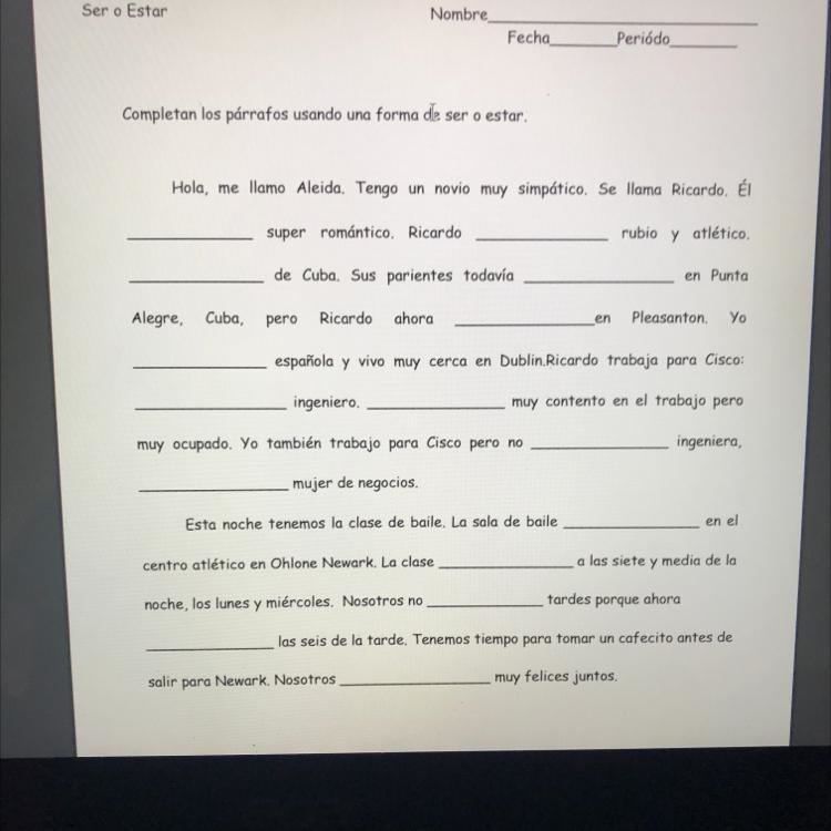 Completan los párrafos usando una forma de ser o estar.-example-1